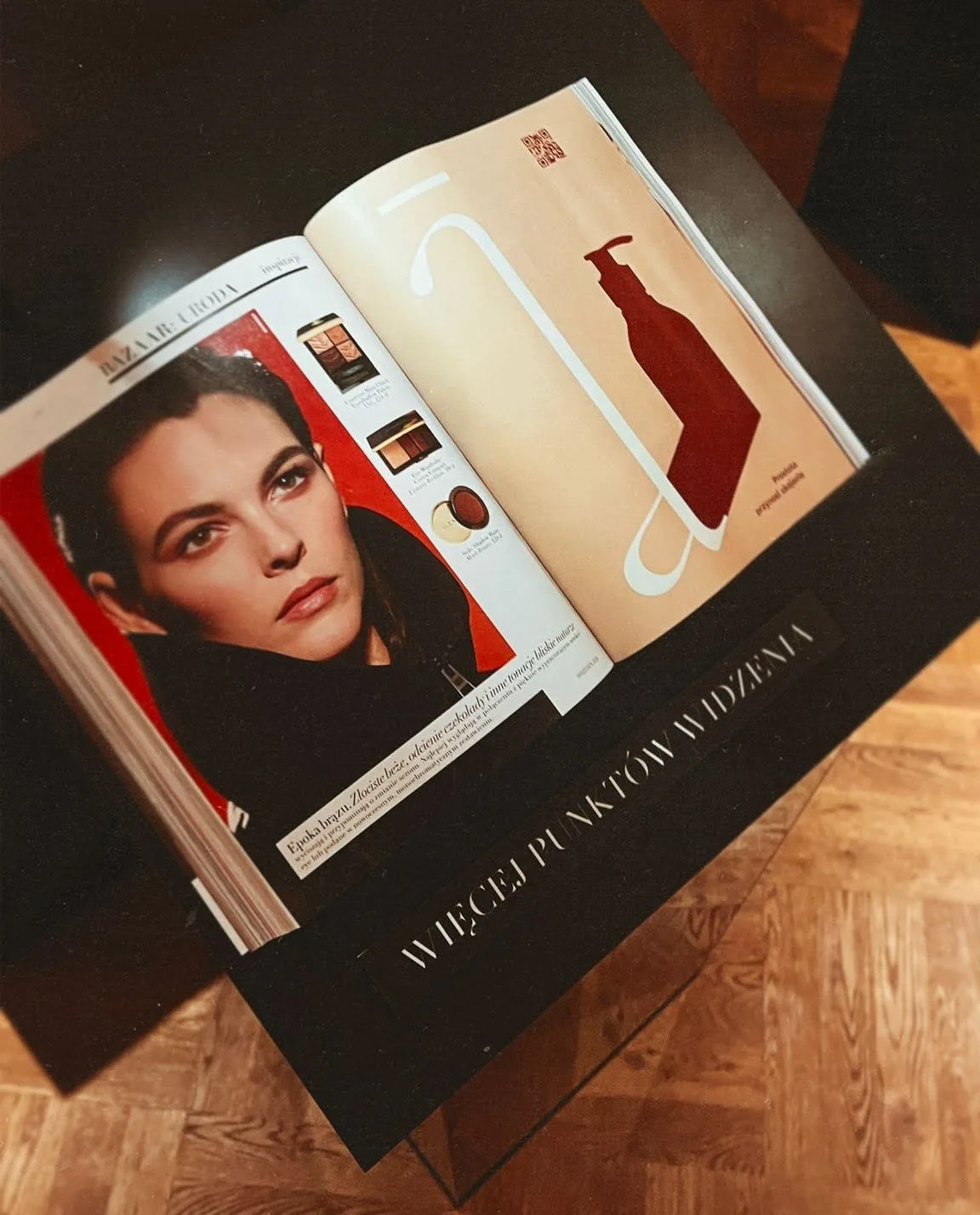 Strona z reklamą kosmetyków Inornā w otwartym magazynie Harper's Bazaar Polska